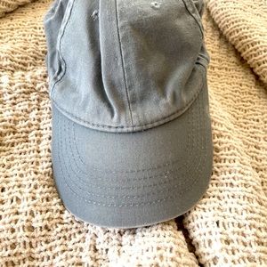 Grey hat never been worn !!